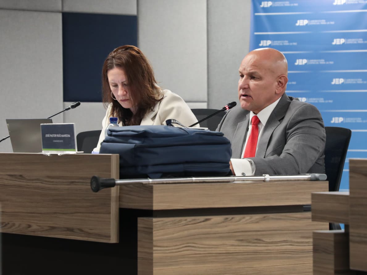 Ruiz Mahecha estaba vinculado a dos macroinvestigaciones. En una de ellas, el Subcaso Costa Caribe del Caso 03, fue imputado como máximo responsable por asesinatos y desapariciones forzadas presentados falsamente como bajas en combate, pero rechazó responsabilidad y su caso fue remitido a la Unidad de Investigación y Acusación. 